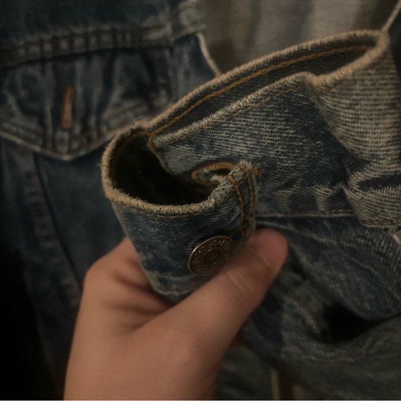 1988 Levi jacket with extra wear. Measures to a medium but would fit loosely - Picture 8 of 10